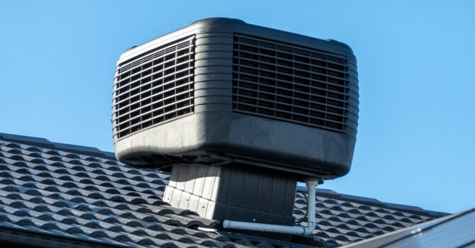 Rooftop evaporative cooling unit